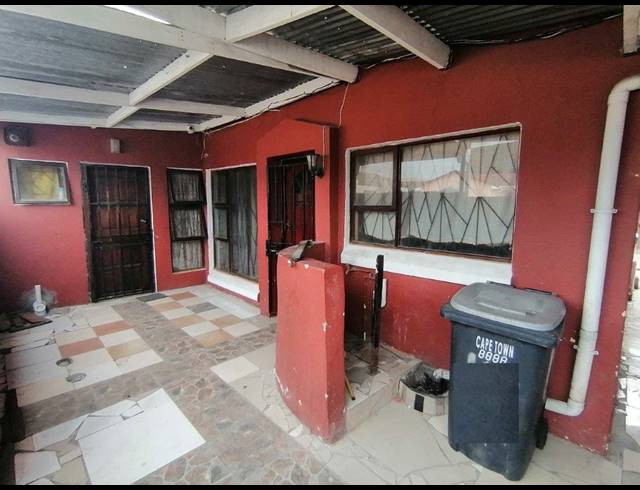 3 BEDROOM FREEHOLD FOR SALE IN EKUPHUMLENI